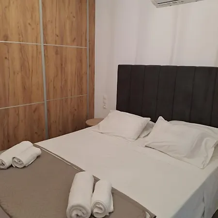 Parthenon Hotel *